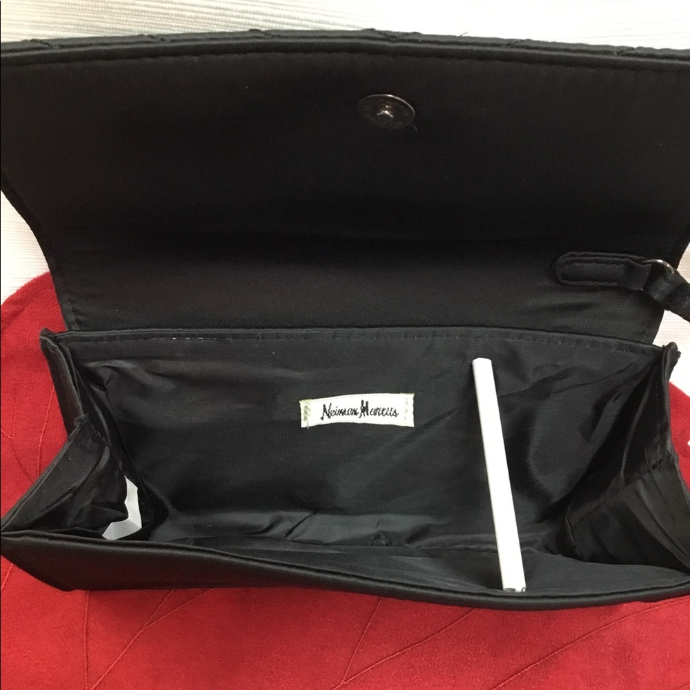Cute Black Neiman Marcus Wristlet - Picture 4 of 4